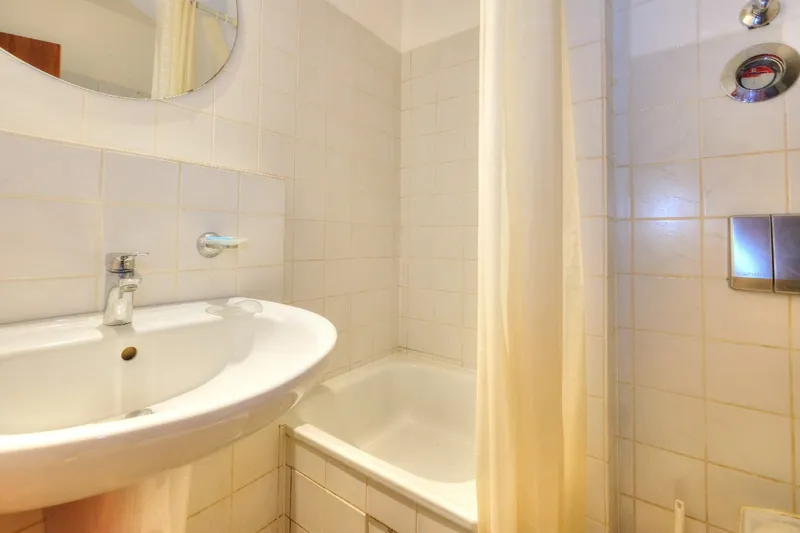 Badezimmer mit Dusche