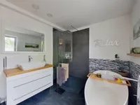 mit Wanne und Dusche