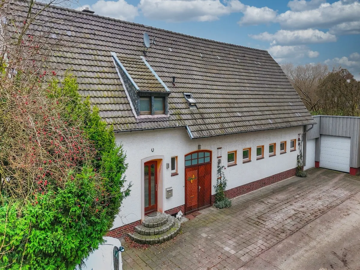 Wohnhaus und Gewerbefläche