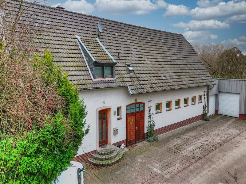 Wohnhaus und Gewerbefläche