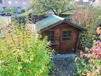 mit Gartenhaus