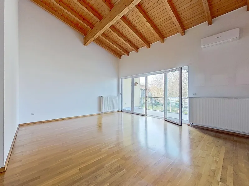 Wohnbereich mit hohen Decken