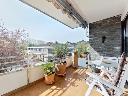 mit großer Terrasse