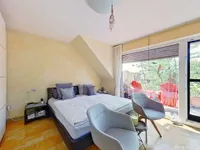 Schlafzimmer zum Balkon