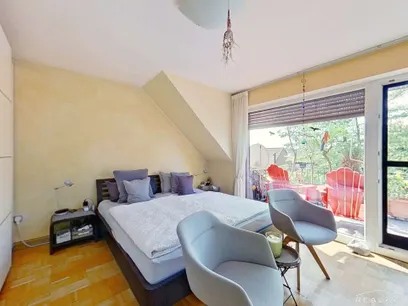 Schlafzimmer zum Balkon