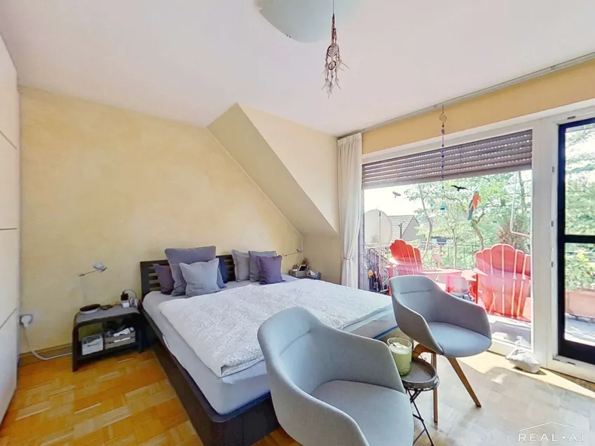 Schlafzimmer zum Balkon