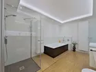 Regendusche und Zwei-Personen-Wanne