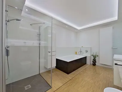 Regendusche und Zwei-Personen-Wanne