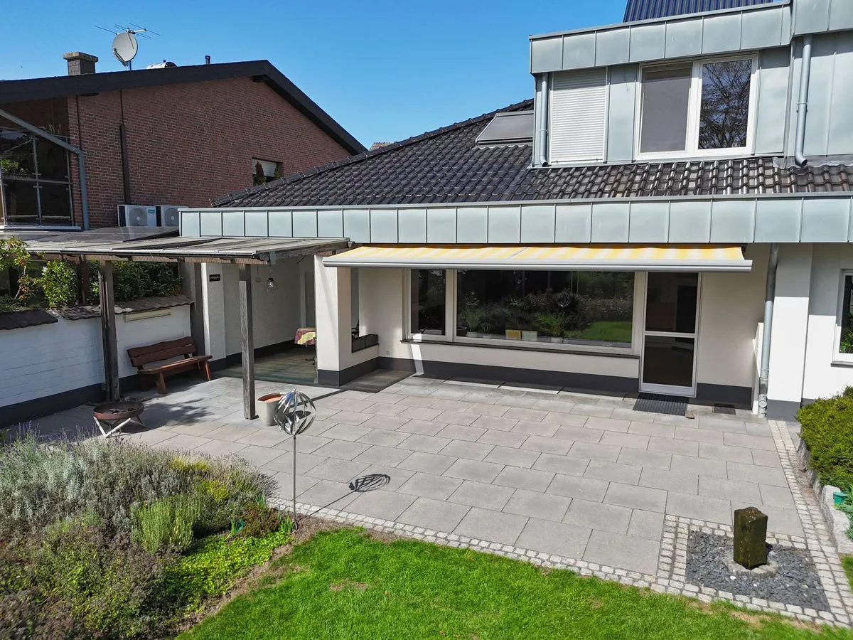 über 50m² große Terrasse