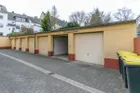 Garage hinter dem Haus