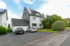 Hausfront mit Garagen