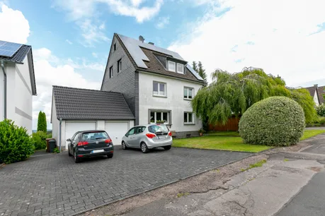 Hausfront mit Garagen