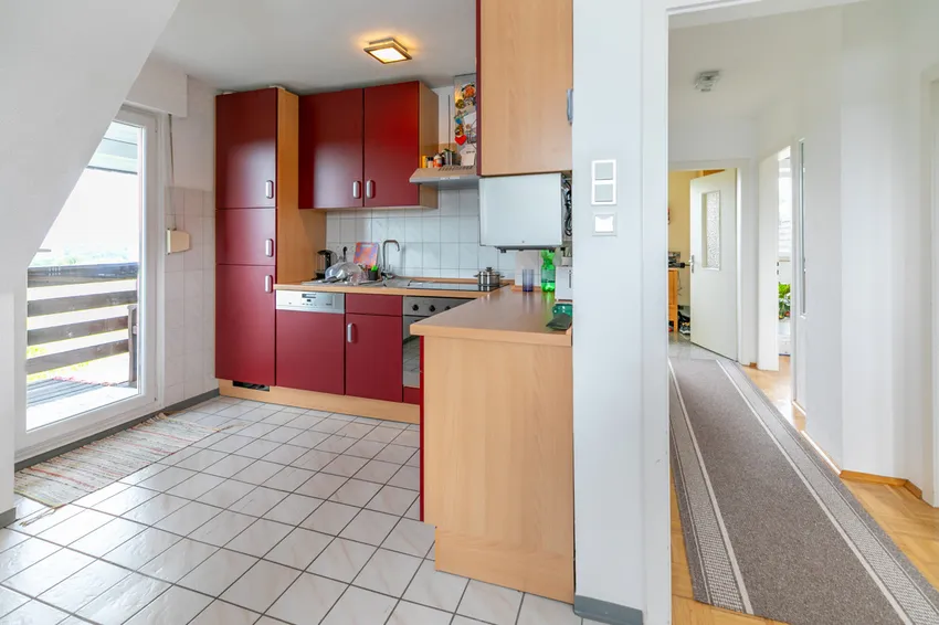 Küche mit Zugang zum Balkon