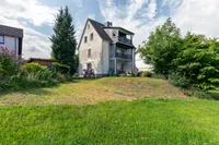 Hausrückseite mit Balkonen