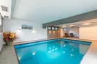 Modernes Schwimmbad