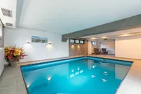 Modernes Schwimmbad