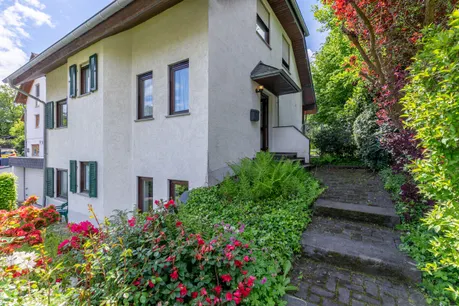 Ein paar Stufen zum Haus