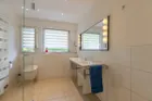 Modernes Duschbad