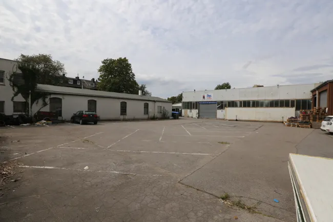 Grundstück mit 2 Hallen