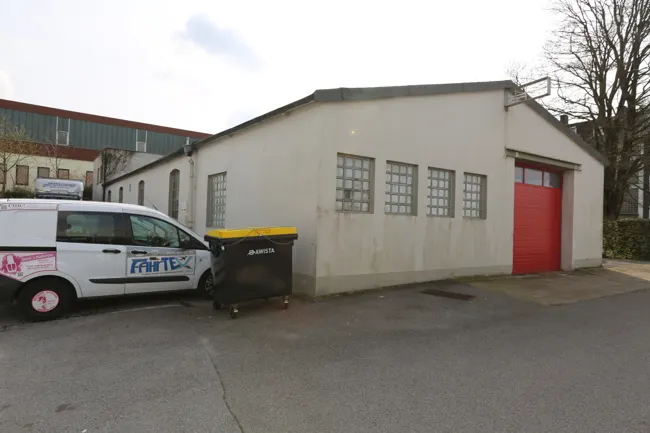 Gewerbehalle Vorderansicht mit Rolltor