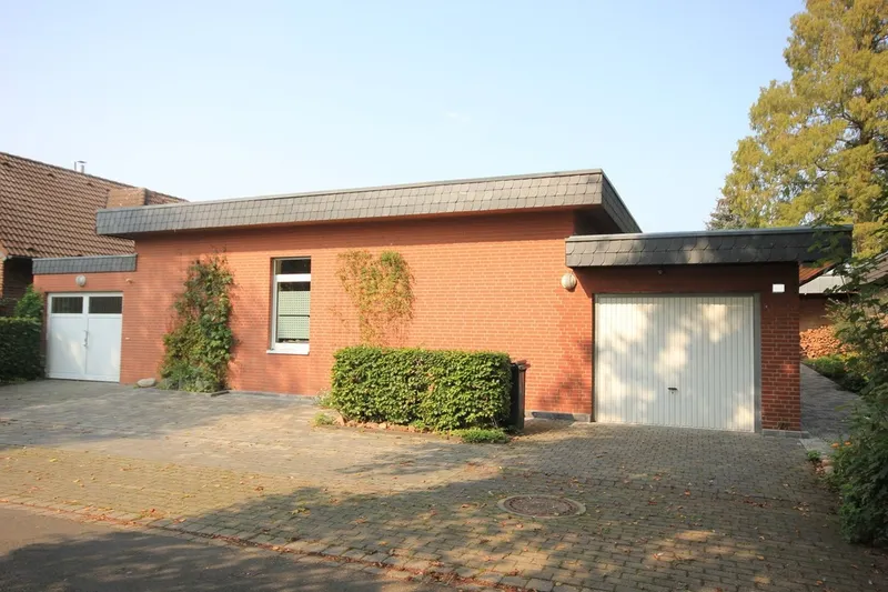 Straßenansicht - 2 Garagen