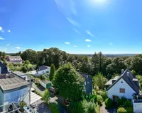 Saniertes, bergisches Wohnhaus mit zusätzlichen Praxisflächen, drei Garagen und großem Garten!