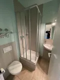 Gäste-WC mit Dusche