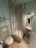 Gäste-WC mit Dusche