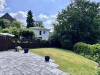 Familienfreundliche Doppelhaushälfte in attraktiver Hanglage mit Garten und viel grüner Umgebung.