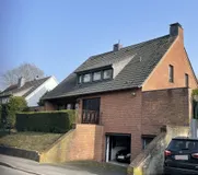 Wohnen und Genießen! Viel Platz für die Familie. Großes Grundstück mit 3 Terrassen. 2 Garagen