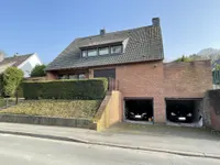 Wohnen und Genießen! Viel Platz für die Familie. Großes Grundstück mit 3 Terrassen. 2 Garagen