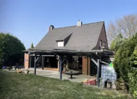 Wohnen und Genießen! Viel Platz für die Familie. Großes Grundstück mit 3 Terrassen. 2 Garagen