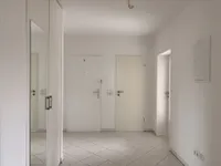 geräumige Diele mit Einbauschrank