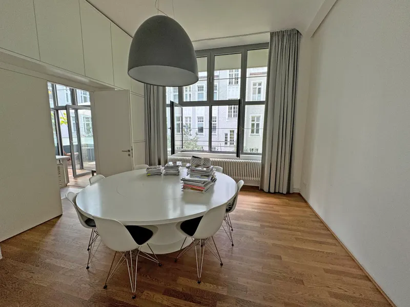 Moderne B&uuml;rofl&auml;che mit Altbaucharme in der Hutfabrik