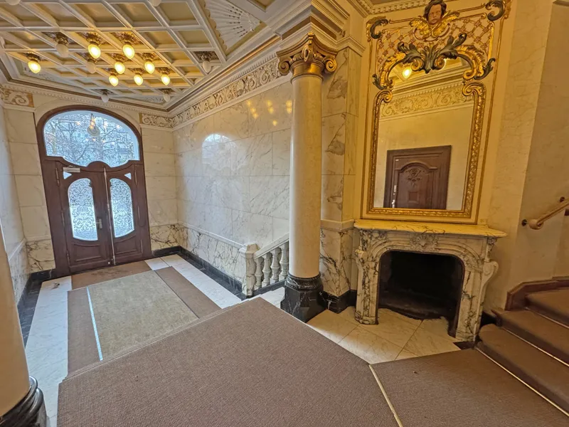 Herrschaftliche R&auml;ume mit Blick auf den Viktoria-Luise-Platz