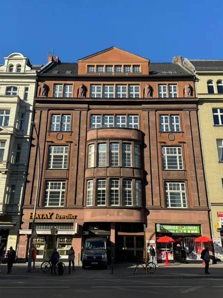 repr&auml;sentatives B&uuml;rohaus mit Aufzug und Parkpl&auml;tzen in Berlin&acute;s geographischer Mitte