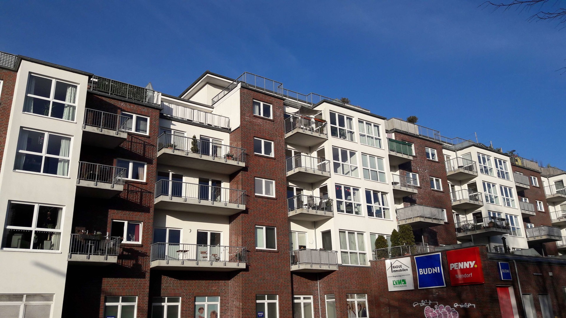 Modernes Gebäude mit Aufzug