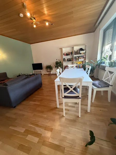 RESERVIERT Gro&szlig;e 2- Zimmer- EG-Wohnung in Dreifamilienhaus