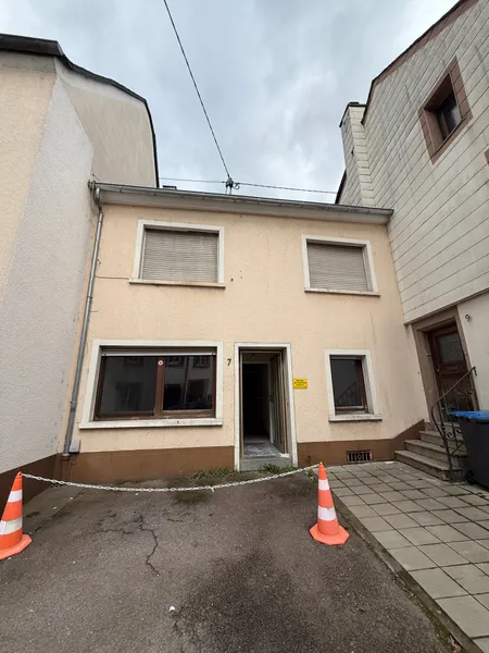 Sanierungsbed&uuml;rftiges Einfamilienhaus mit gro&szlig;em Potential und historischer Substanz im lebenswerten alten Ortskern von Trier-Pfalzel