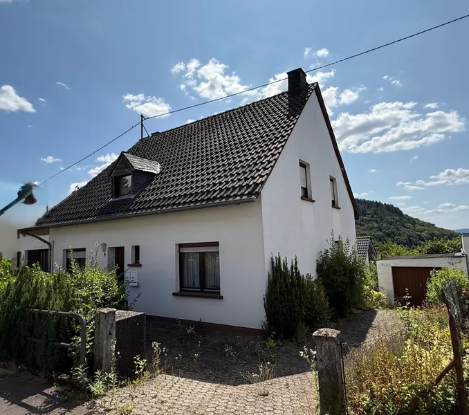 Sanierungsbed&uuml;rftiges Zweifamilienhaus auf gro&szlig;em Grundst&uuml;ck