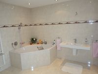 Hauptbad im DG mit Eckbadewanne...
