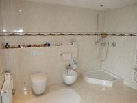 ...Dusche, Bdet und WC