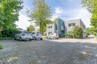 Parkplätze mit 4 Elektro-Ladesäulen