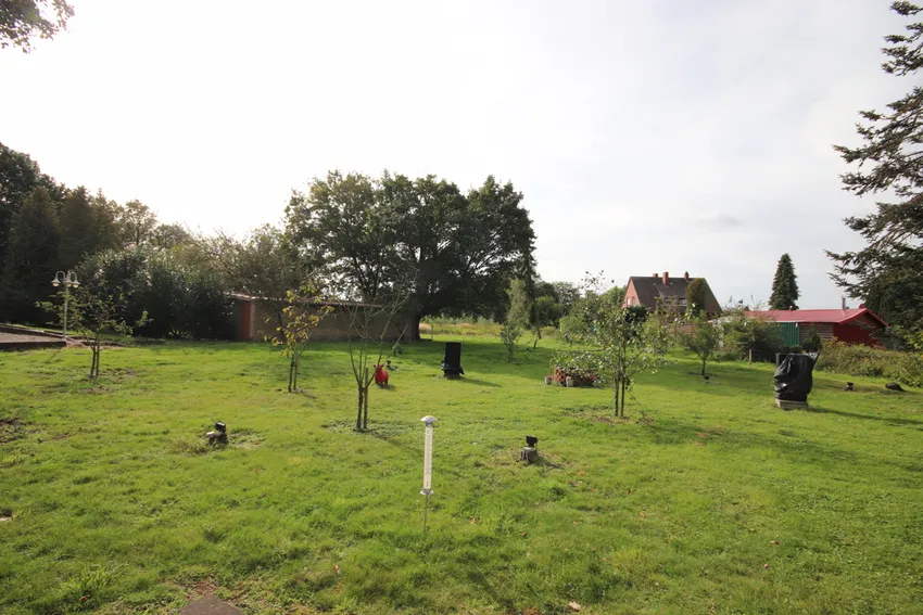 Große Wiese als Teil des Grundstückes