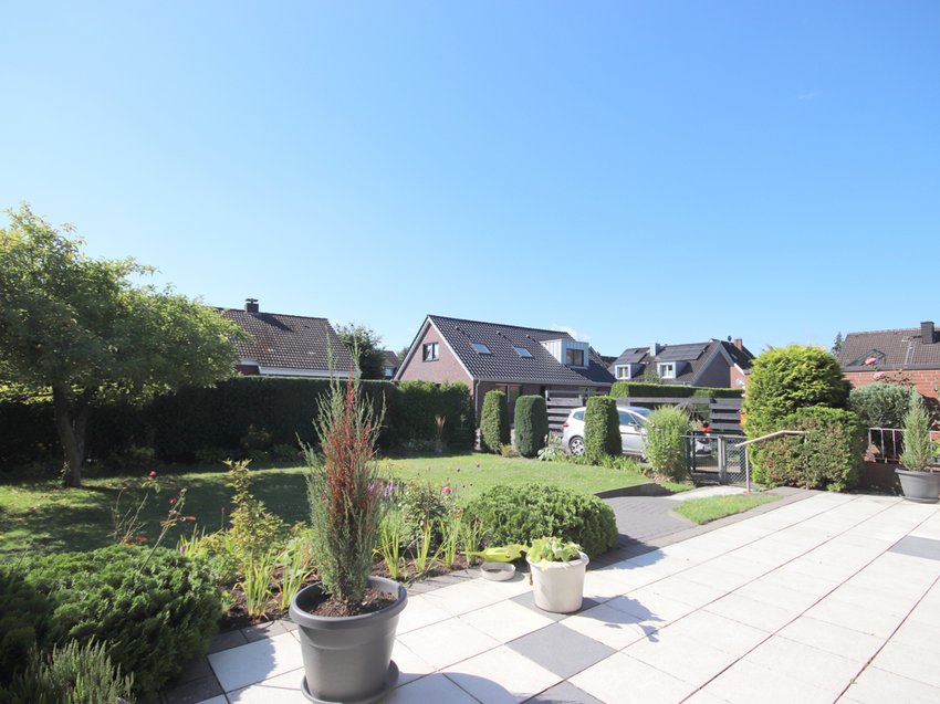 Die große Terrasse mit Blick in den Garten