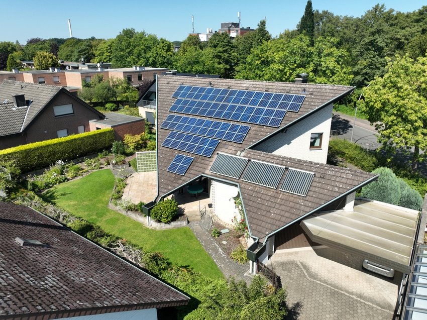 Das Haus mit Doppelgarage, Carport, PV und Solarthermie