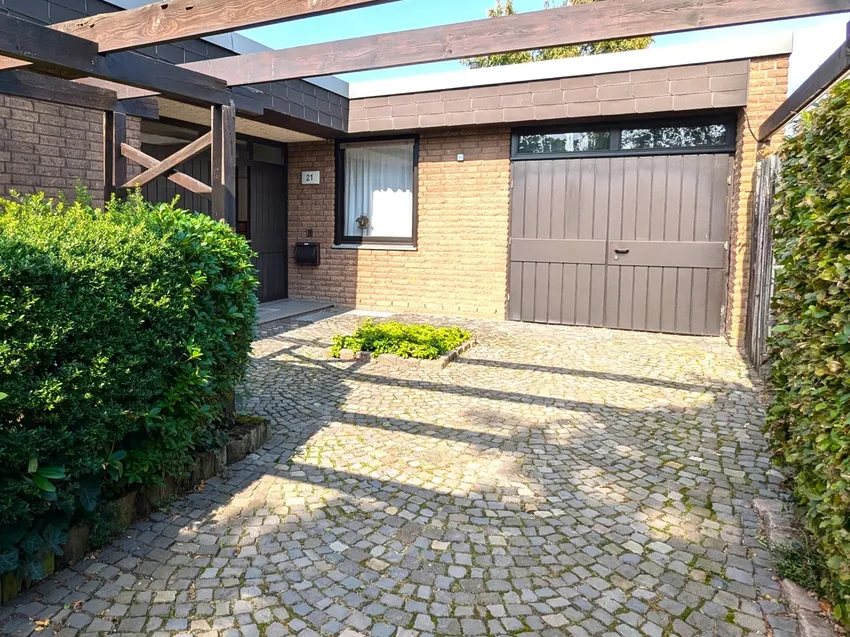 Gepflegter Eingangsbereich mit massiver Garage