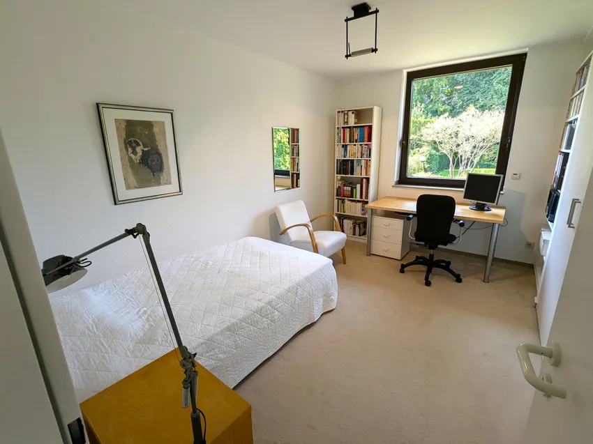 Weiteres Zimmer mit Blick in den Garten