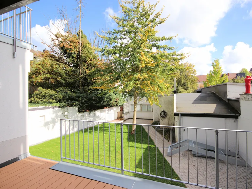 Blick von der Hochterrasse in den eigenen Garten