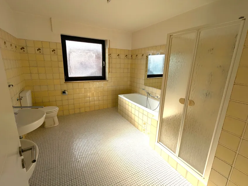 Grosses Bad mit zwei Waschtischen und Badewanne im Obergeschoss